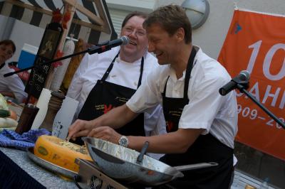 Guido Buchwald kocht mit Herbergsleiter Gerrit de Vries
