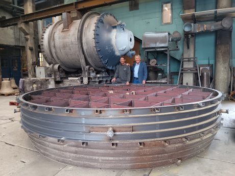 2 Herstellung Grundgestell für die Credamusglocke Magdeburg Peter und Senior Christof Grassmayr.jpg