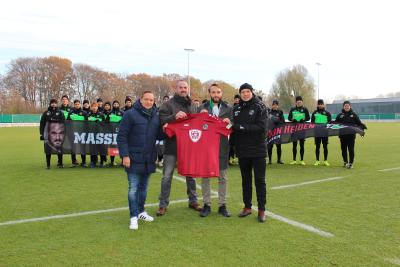 Bei der offiziellen Trikotvorstellung auf dem Trainingsplatz von Hannover 96 sensibilisierte Carsten Stahl (zweiter von links) im Beisein von 96-Manager Horst Heldt, Heinz von Heiden-Geschäftsführer Dr. Helge Mensching und 96-Trainer André Breitenreiter (v.l.n.r.) die Mannschaft für den Kampf gegen Mobbing und erntete zustimmenden Applaus / Fotos: Heinz von Heiden GmbH Massivhäuser