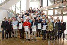 Zu einem Gruppenbild stellten sich die Goldenen Meister 2018 mit dem Obermeister der Kfz-Innung Rhein-Neckar-Odenwald, Dietmar Clysters (links) sowie Präsident Alois Jöst (2. von rechts), den Vizepräsidenten Klaus Hofmann (rechts), Martin Sättele (2. von links), Hauptgeschäftsführer Jens Brandt (3. von rechts) und dem Ehrenvizepräsident Gerhard Höfler auf / Foto: Thomas Raffler