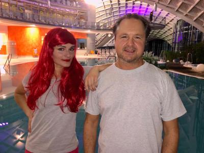 V.l.: Darsteller Vanessa Zuber (Käthe) und Andreas Max Martin (Ralf) während der Dreharbeiten in der Toskana Therme Bad Sulza | Foto: Fulldome Festival Foundation