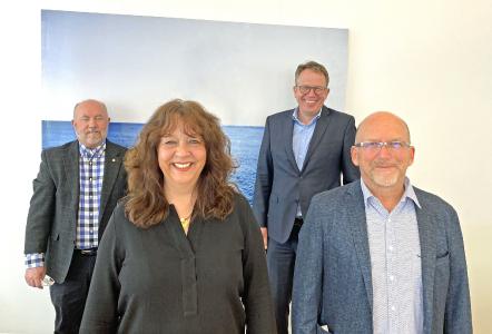 Von links nach rechts Jim Menefee, Group President Europe Barbara Härle, Geschäftsführerin Jörg Reithmeier, Geschäftsentwicklung; Armin Steinmetz, Geschäftsführer