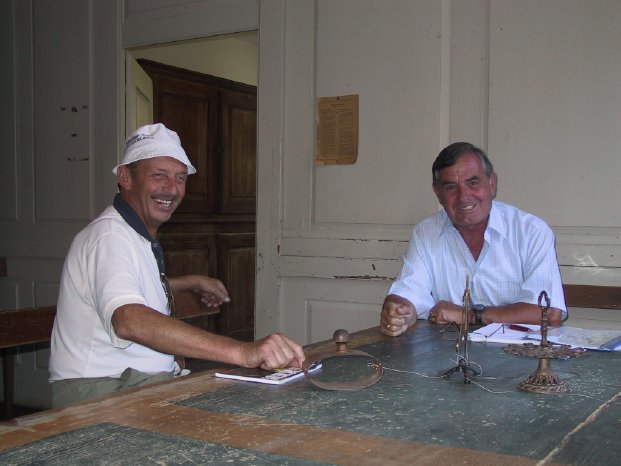 FLM Neuhausen Museumsschultes Walter Renner, rechts, mit Besucher.jpg