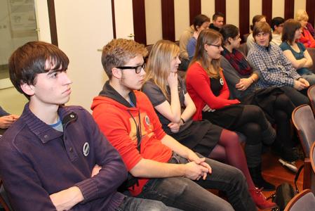 Mehr als 50 Teilnehmer nutzten die Chance, mit Umweltdezernentin Anke Krein über politische Beteiligung von Jugendlichen in Bremerhaven zu diskutieren.
