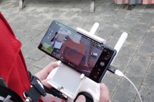 Für die Schaffung von Wohnraum mit dem sprichwörtlichen „Dach über dem Kopf“ sorgt das Dachdeckerhandwerk mit Werkzeugen vom Schieferhammer bis zur Drohne und sichert damit volle Auftragsbücher und Arbeitsplätze.