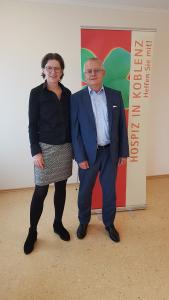 (v.l): Ina Rohlandt (Geschäftsführerin Koblenzer Hospizverein e.V.) und Michael Baulig (Vorstandsvorsitzender uniVersa), Foto: Hospizverein Koblenz e.V.