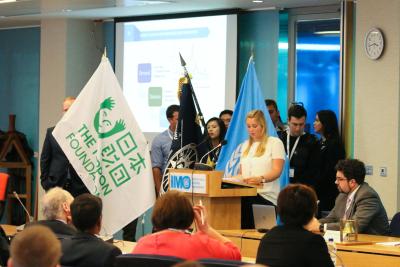 Svea Malin Clausen vom Internationalen Studiengang Shipping and Chartering bei einem Redebeitrag auf dem IAMU Student Forum in London