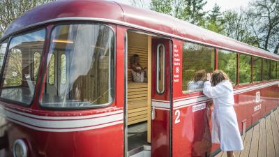 Saunieren im historischen Schienenbus in der Altmühltherme Treuchtlingen