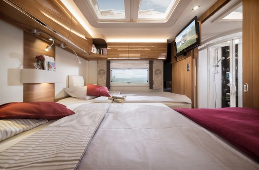 Liner Concorde Edition 35_Schlafraum mit Riesenbett, TV und Soundanlage in den Ecken sowie .jpg