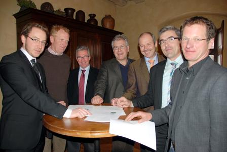 Projektmanager Simon Köppen (l.), ClimatePartner, im Gespräch mit Vertretern der beteiligten Weinbaubetriebe (von links): Rudolf May (Retzstadt), Oskar G. Noppenberger (Divino Nordheim), Robert Haller (Bürgerspital Würzburg), Horst Kolesch (Juliusspital Würzburg), Andreas Oehm (Winzergemeinschaft Franken) und Frieder Burrlein (Mainstockheim)