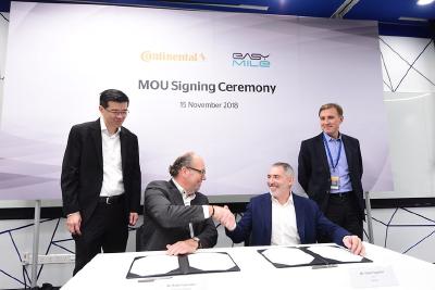 Mit der Unterzeichnung des MoU verfolgen Continental und EasyMile das Ziel, Fahrtests autonomer Fahrzeuge auf öffentlichen Straßen in Singapur vorzubereiten. V. l. n. r.: Kien Foh Lo, Ralph Lauxmann (Continental), Gilbert Gagnaire, Eric Wicart (EasyMile), Foto: © Continental AG