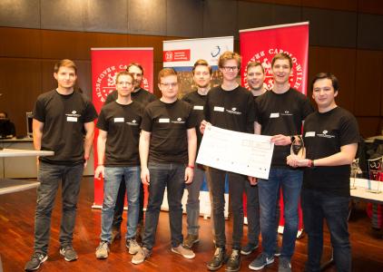 Preis für Teamwork und Engagement: Die Mannschaft der Hochschule Osnabrück hat beim internationalen Wettbewerb der autonomen Modellautos Carolo Cup an der TU Braunschweig den dritten Platz in der Einsteiterklasse errungen / Foto: TU Braunschweig / Jonas Vogel