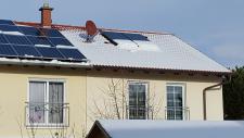 Deutlich erkennbar, dass der Schnee auf der linken Dachseite schon bei relativ geringer Dachneigung von den Solarmodulen abrutscht. Hier wäre ein Schneefang sinnvoll