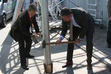 Der Mannheimer Oberbürgermeister Dr. Peter Kurz (rechts) und Vizepräsident Alois Jöst (links) setzen gemeinsam den Maibaum für den Maimarkt 2012.