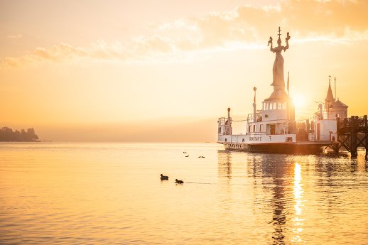 Konstanz-Hafen-Imperia-Alte-Faehre-Sonnenaufgang-05_Herbst_Copyright_MTK-Dagmar-Schwelle.jpg