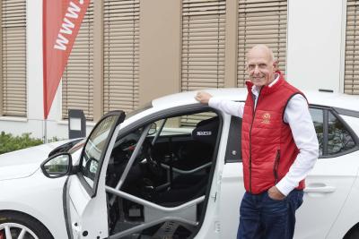 83 und72: Opel-Entwickler und AvD-Vizepräsident Volker Strycek mit Opel Corsa e-Rallye
29: Teilnehmer der DMSB Hochvolt-Schulung vor dem AvD-Haus
