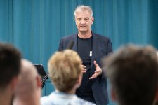 Wie KI eingesetzt werden darf mit Blick auf den Schauspieler-Beruf, stellte TV-Star Heinrich Schafmeister dar.