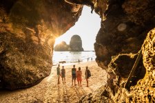Aktivurlauber entdecken thailändische Piratenparadiese 
im Tarutao-Meeresnationalpark und im Goldenen Dreieck – zur Entspannung gehts an den Phra Nang Beach in Krabi (Foto)