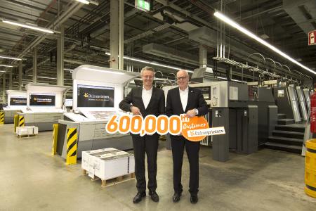 January 2017 sees Onlineprinters welcome its 600,000th customer. The company increased its client base by 100,000 new customers in one year. Rainer Hundsdörfer (right), CEO of Heidelberger Druckmaschinen AG, congratulates Michael Fries, CEO of Onlineprinters GmbH / Copyright: Onlineprinters GmbH