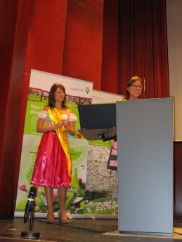 Streuobst-Königin und -Prinzessin auf der Mitgliederversammlung.JPG