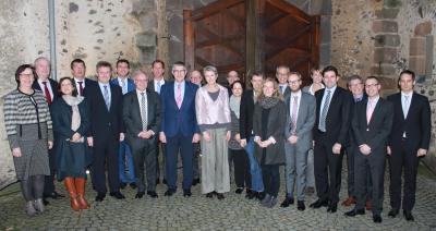 Der Sozialausschuss des Deutschen Landkreistages (DLT) tagte im Schloss Romrod. Das Foto zeigt den Gastgeber, den Vogelsberger Landrat Manfred Görig (Neunter von links) und den neugewählten Vorsitzenden des Ausschusses, Dr. Achim Brötel (Landkreis Neckar-Odenwald / Fünfter von links). Foto: Erich Ruhl-Bady
