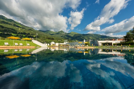 Wunderschöner See mit Blick aufs Hotel(Bergparadies Dorfgastein).jpg