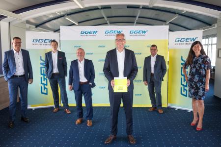Bei der Bilanz-Pressekonferenz der GGEW AG: Dr. Michael Lomitschka, kaufmännischer Bereichsleiter und Prokurist; Florian Grob, Bereichsleiter Erneuerbare Energien; Rainer Babylon, Bereichsleiter Vertrieb & Services und Prokurist; Carsten Hoffmann, Vorstand; Uwe Sänger, technischer Bereichsleiter und Prokurist; Susanne Schäfer, Bereichsleiterin Marketing & Kommunikation (v. l.)