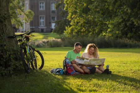 Radfahrer bei einer Pause am Kloster Langwaden
©Klaus Peter Kappest
