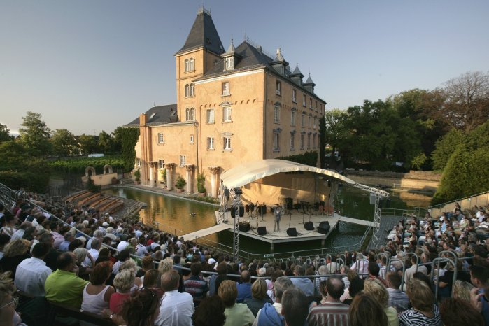 Schloss Edesheim_Festspiele mit Buehne.jpg