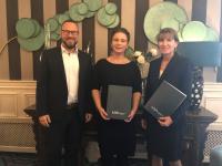 Studienberater Falco Birkheuer, Melanie van Kranen sowie Campusleiterin Sabine Walther-Eising bei der Vertragsunterzeichnung in Moers (NRW). (v.l.n.r.) /  Quelle VdV/IUBH