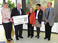 Personen v.l.n.r. Gudrun Schütte (FUoKK), Herr und Frau Leverkus, Elke Rösch (FUoKK), Prof. Dr. Martin Hansis