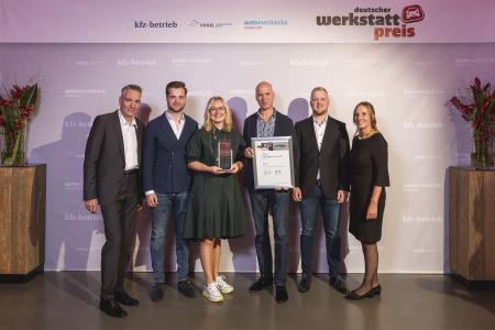 Den ersten Platz des Deutschen Werkstattpreises 2019 belegte die freie Werkstatt Schmauder & Rau in Kirchheim unter Teck. Im Bild von links: "kfz-betrieb"-Chefredakteur Wolfgang Michel, Moritz, Bettina, Stefan und Tim Schmauder sowie Dr. Ann-Katrin Klusak, Leiterin Marketingkommunikation der Automechanika Frankfurt (Bildhinweis: S. Bausewein / Vogel Communications Group)