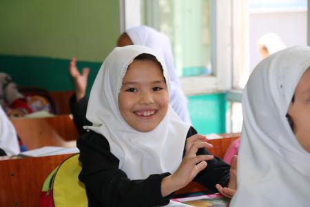Schülerin der Helping Hands-Grundschule von Shelter Now in Kabul