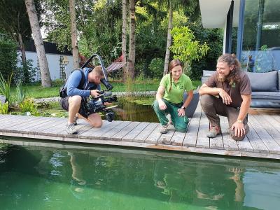Foto (Patrick Schmidt, VGL Bayern): Landschaftsgärtnerin Theresa Hennemann und Landschaftsgärtner-Meister Johannes Goldes (rechts) bei den Aufnahmen zur neuen Filmserie „Projekte für Profis im Garten- und Landschaftsbau“ des VGL Bayern.