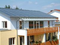 Auch Wohnungseigentümergemeinschaften in Mehrfamilienhäusern können die Solarenergie für eine CO2-Reduzierung bei Heizung, Warmwasser und Stromerzeugung gemeinsam nutzen