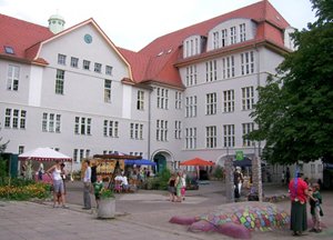BIP-Kreativitätsgrundschule-Berlin-Karlshorst_Hofansicht-kl...
