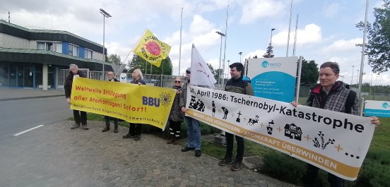 Foto Gronau Tschernobyl-Mahnwache an der UAA 05.05.2024 H. Schm. .jpg