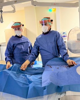 HKD_CA Prof Marco Das und OA Jonas Adrian während einer Angiografie.jpeg