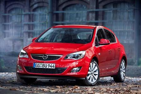 Passend zum Marktstart im Dezember wendet Opel die "4 für 3"-Formel auf den neuen Astra an