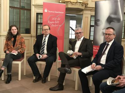 (Von links nach rechts) Vanja Christin Munk, FSJlerin im Bereich Kultur, Karl-Werner Joerg, Leiter der Bad Homburger Schlosskonzerte, Oliver Klink, Vorstandsvorsitzender der Taunus Sparkasse und Matthias Haupt, Geschäftsführer der Sparkassen-Kulturstiftung Hessen-Thüringen gehen auf die Fragen der Pressevertreter ein