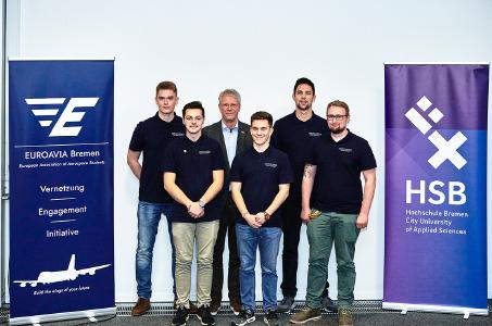 Das Gruppenfoto mit dem Gast Thomas Reiter (Bildmitte) zeigt von links nach rechts die Vertreter des Euroavia Bremen e.V.: Nils Bergmann, Joachim Manske, Philipp Lehnert, Felix Kreitsmann und Dennis Ludwig / Foto: Hochschule Bremen / Marcus Meyer Photography
