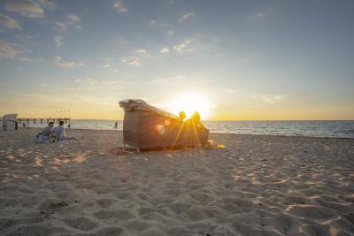 Eine Nacht am Strand - das ist an der Ostsee Schleswig-Holstein in über 20 Schlafstrandkörben möglich (Copyright: www.ostsee-schleswig-holstein.de / Oliver Franke)
