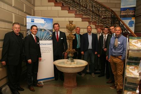 Beim Tourismustag für den Nordschwarzwald im König-Karl-Bad in Bad Wildbad (von links): Rudolf Müller (Architektenkammer Nordschwarzwald) Bürgermeiser Klaus Mack, IHK-Hauptgeschäftsführer Martin Keppler, Christopher Krull (Schwarzwald Tourismus), Bernd Bayerköhler (Erlebnis AKADEMIE), Ministerialrat Harald Burkhardt (Referat Tourismus im Ministerium für ländlichen Raum und Verbraucherschutz), Moderator Alexander Seiz, Dr. Bernhard Harrer (Uni München) und Eric Bayer (Sankenbach Lodge Baiersbronn) (Foto: k-w)