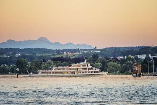 Konstanz-Bodensee-Hafen-BSB-Schiff-MS-Stuttgart-Alpen-Abend-01_Copyright_MTK-Dagmar-Schwell.jpg