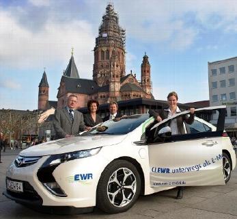EWR übergibt Deutscher Weinkönigin neuen Opel Ampera