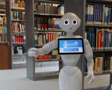 Roboter "Wilma" und "Bernd" werden Dienstleistungen für Studierende in der Bibliothek auch außerhalb der bisherigen Öffnungszeiten anbieten