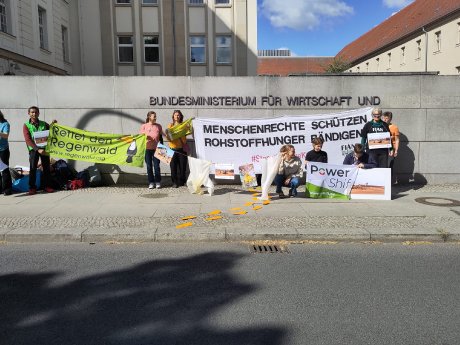 Bauxit Guinea vor dem Ministerium2025-05-15.jpeg