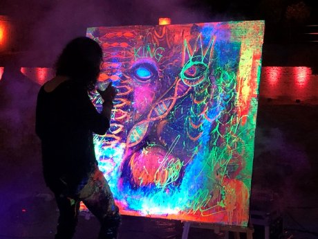 Niko Nikolaidis lässt nachts im Dschungelpalast sein Kunstwerk mit Neonfarben strahlen - Foto Er.jpg