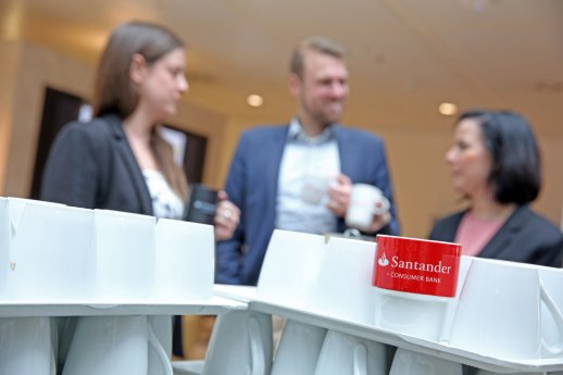 Bild_Die Coffee To Go-Becher sind bei Santander den umweltfreundlicheren Porzellantassen ge.jpg