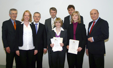 (v. l.): Oberstudiendirektor A. Liebel, uniVersa-Ausbildungsleiterin N.  Kunsemüller, Vorstand M. Baulig, Vorstandsvorsitzender G. Glatz, M. Högner, Berufsschullehrer U. Krabbe, Ch. Unger sowie Vorstand W. Vogel / Pressefoto: uniVersa